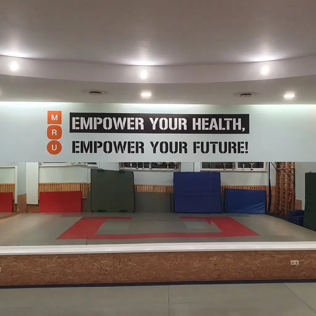 Trafaretinis dažymas imtynių salėje