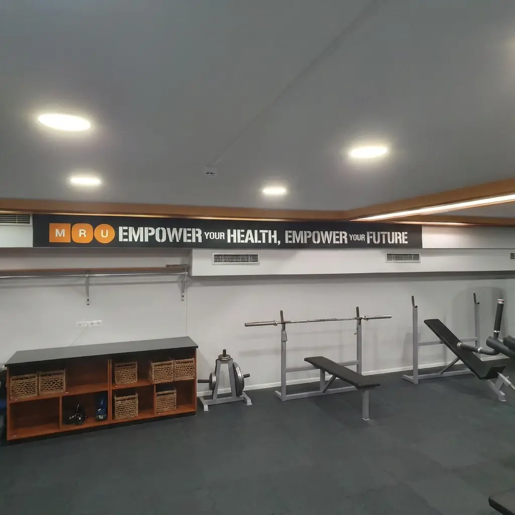 Trafaretinis dažymas treniruoklių salėje